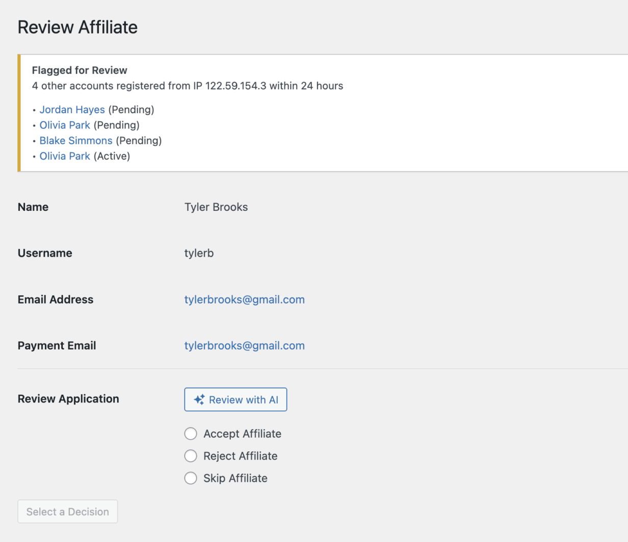 Pantalla de revisión de afiliado que muestra una advertencia "Marcado para Revisión": 4 otras cuentas registradas desde la misma IP en 24 horas, con enlaces a afiliados
