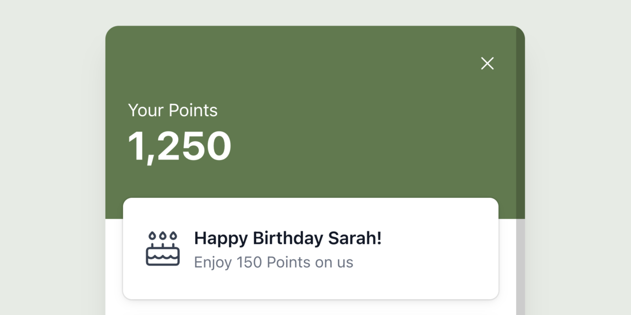 Banner de celebração de aniversário no Widget de Recompensas do RewardsWP mostrando "Feliz Aniversário Sarah" com 150 pontos bônus