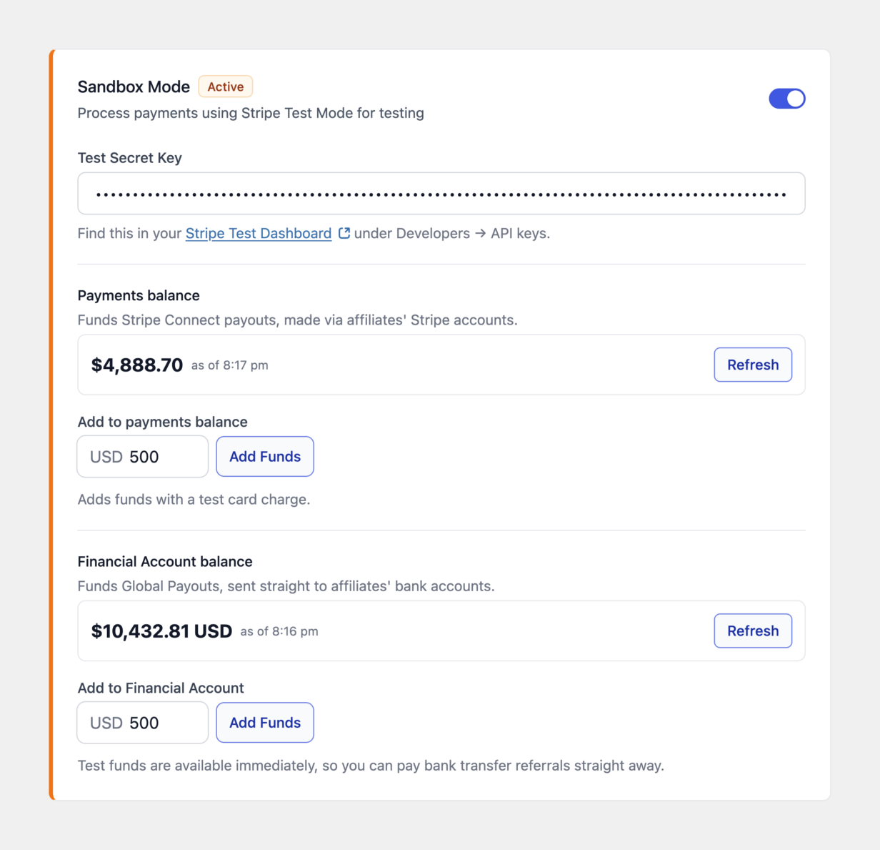 O cartão Modo Sandbox com o seletor ativado, um campo Chave Secreta de Teste e dois saldos de teste: um saldo de pagamentos que financia pagamentos através das contas Stripe dos afiliados e um saldo de Conta Financeira que financia pagamentos diretamente para seus bancos, cada um com seu próprio controle Adicionar Fundos
