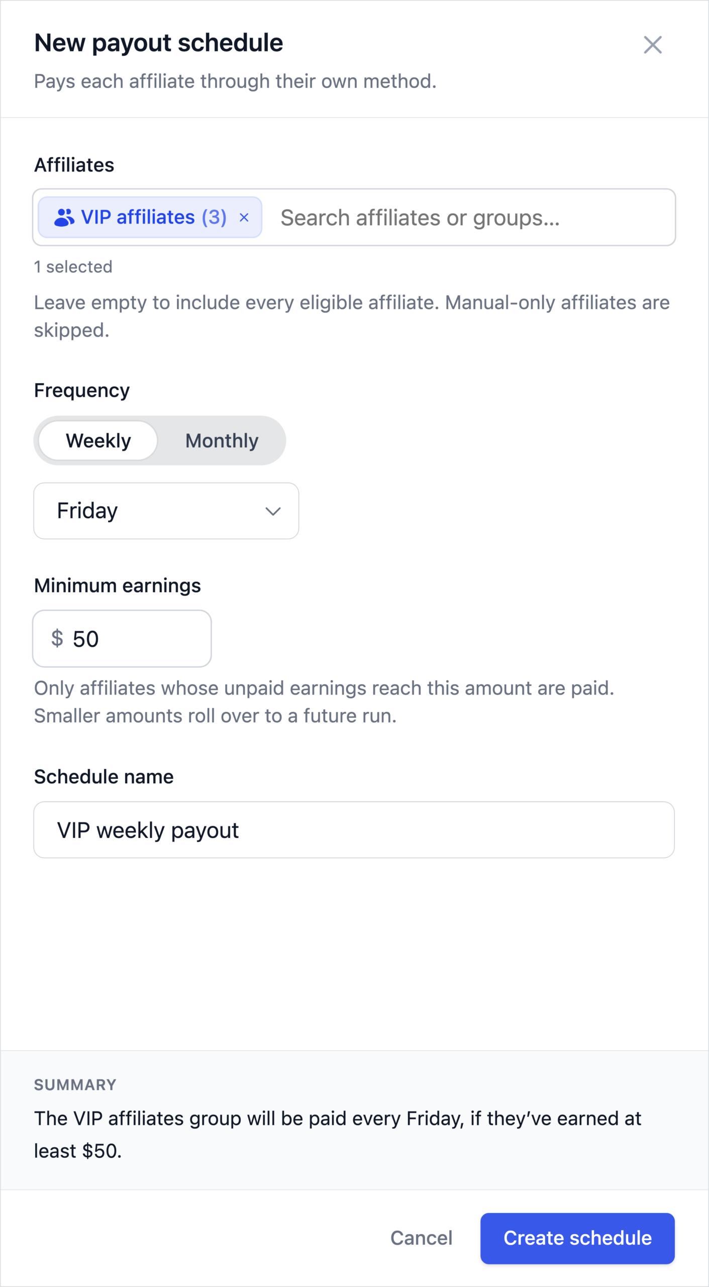 Cajón del nuevo calendario de pagos de AffiliateWP con el grupo de afiliados VIP seleccionado, semanalmente los viernes, ganancias mínimas de 50 y la frase de resumen al final