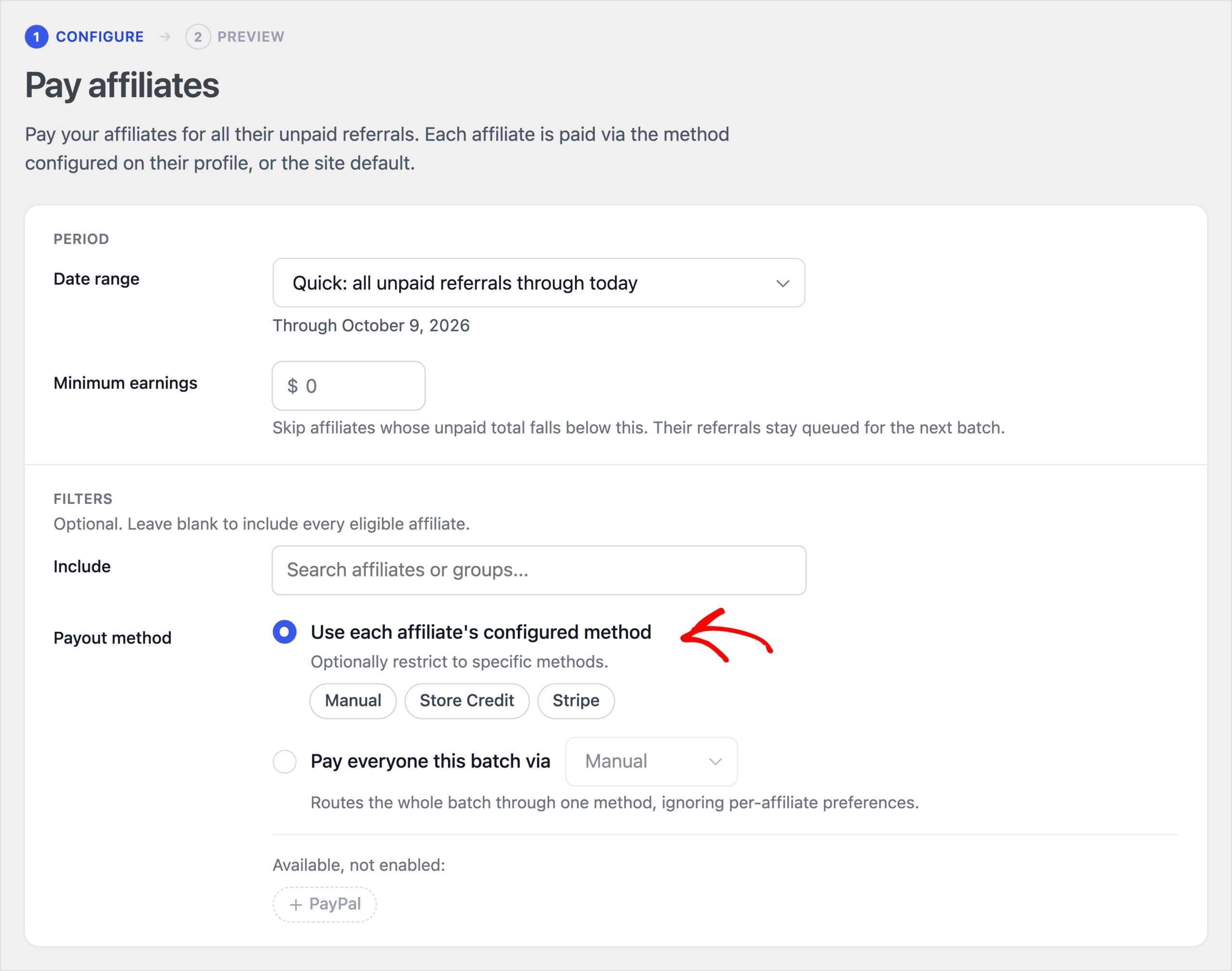 Pantalla de pago de AffiliateWP a afiliados, primer paso Configurar, con el rango de fechas establecido en todas las referencias no pagadas hasta hoy, un campo de ganancias mínimas y el método configurado de cada afiliado seleccionado